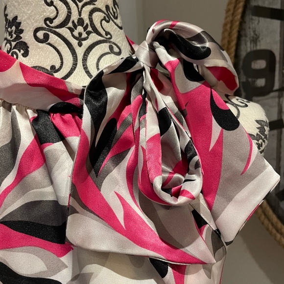 Silky halter top with sash around the neck area. - Picture 7 of 8